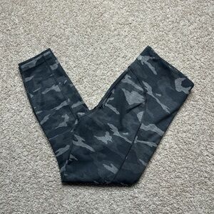 Athleta Camo Ultimate Stash 7/8 Tight Leggings in Black, Gray Women’s M EUC
